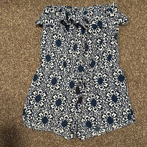 Vineyard Vines Blue and White Floral Romper with cute ruffle top. Size Medium.